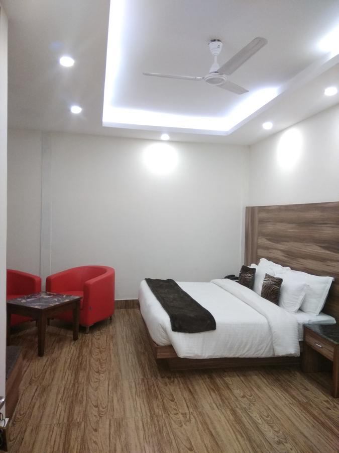 דהראדון Hotel Seven Oaks מראה חיצוני תמונה