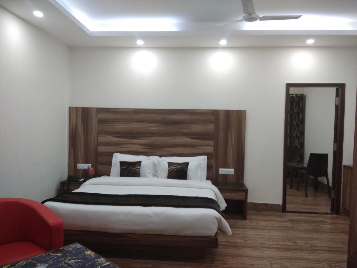 דהראדון Hotel Seven Oaks מראה חיצוני תמונה