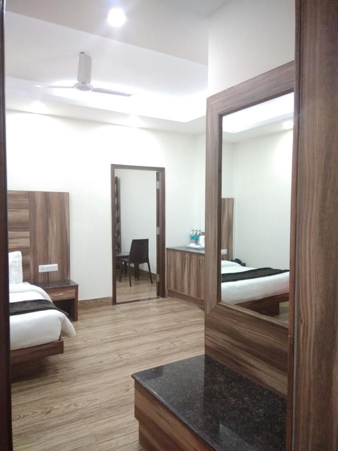 דהראדון Hotel Seven Oaks מראה חיצוני תמונה